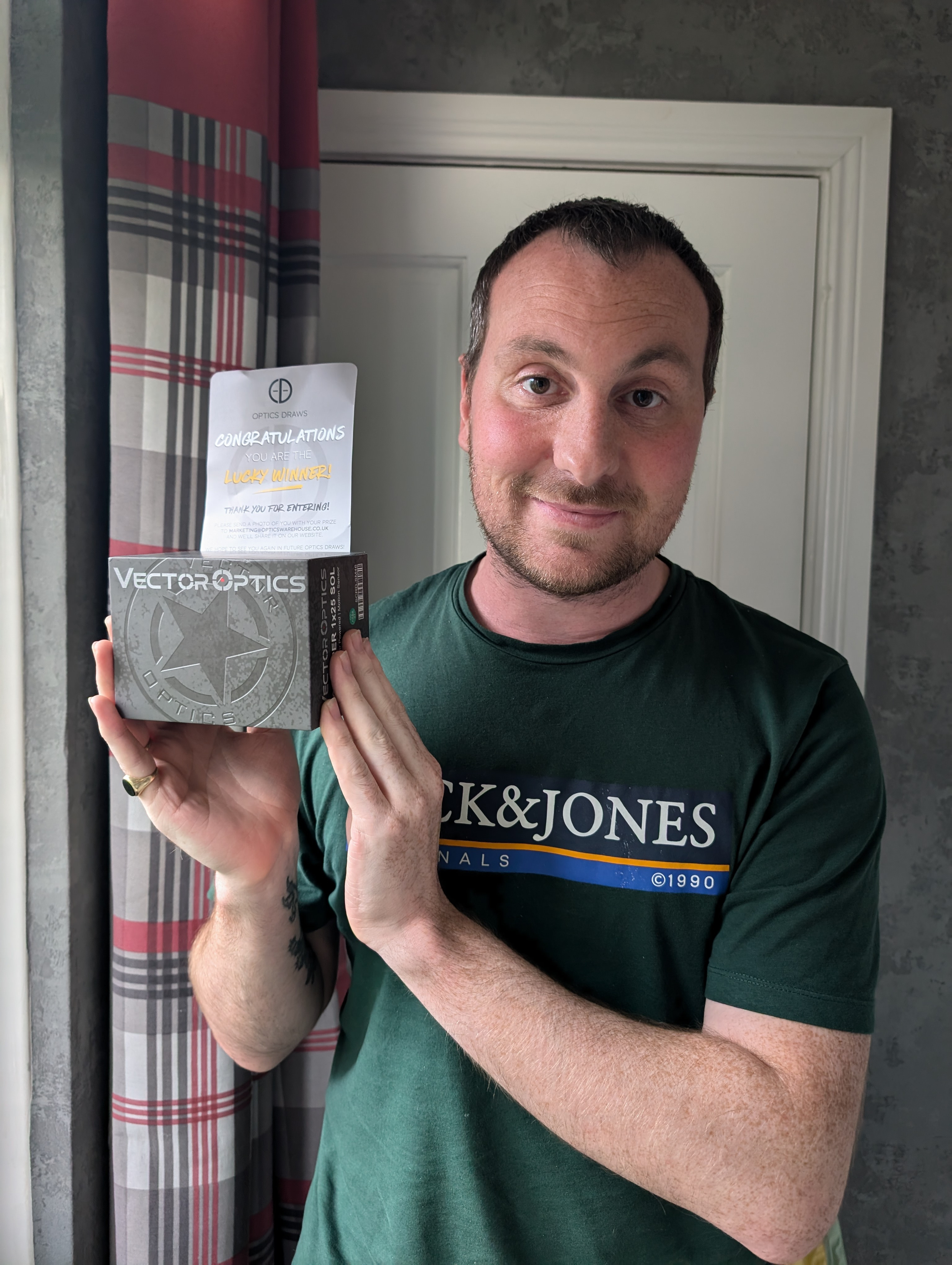 WIN A: Vector Optics 1x25 Scrapper Solar Powered Multi-Reticle Red Dot Sight 